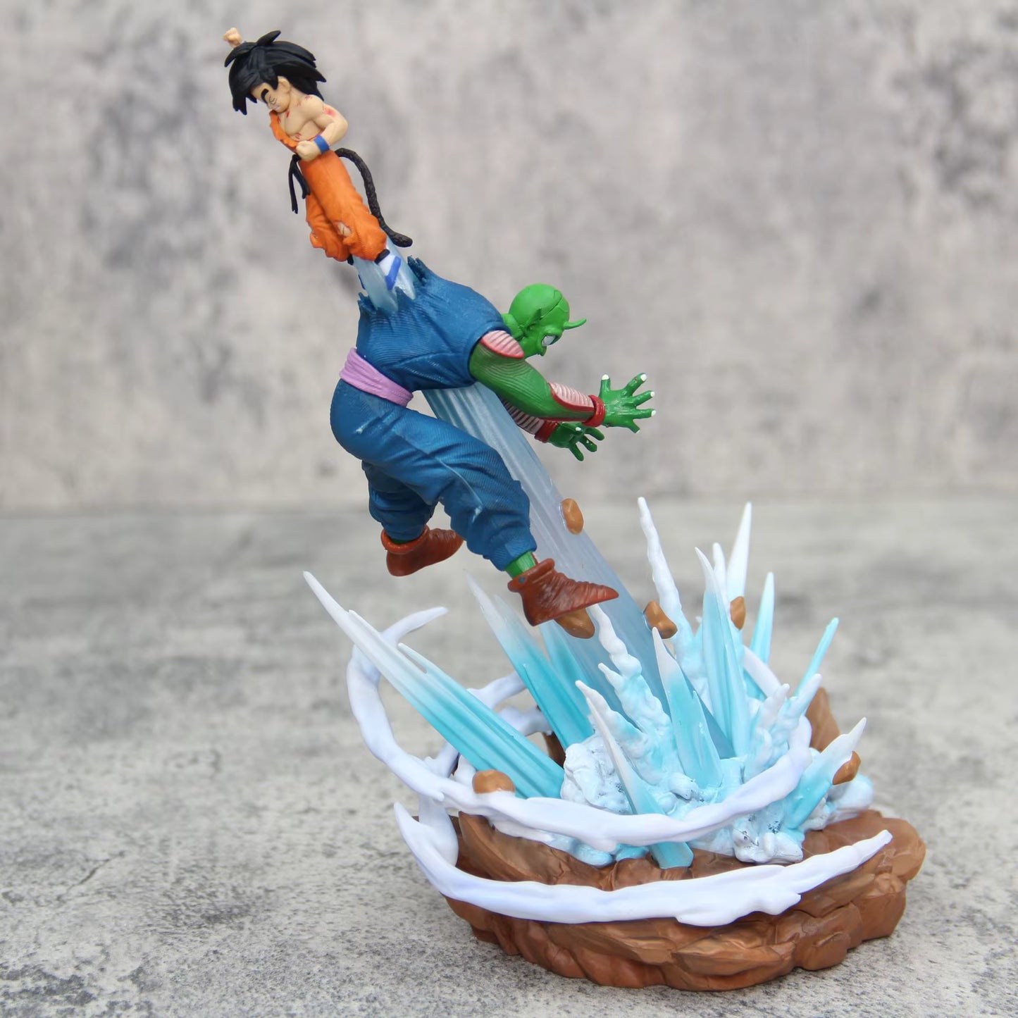 Figurine Dragon Ball - Goku vs Piccolo avec Base LED