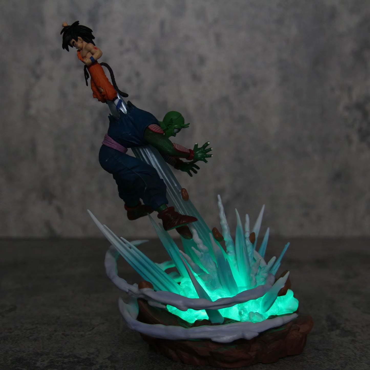 Figurine Dragon Ball - Goku vs Piccolo avec Base LED